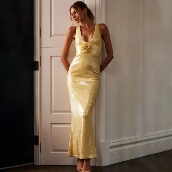 Red prom dresses with sequins, 3D flowers, and side slit - Image 2
